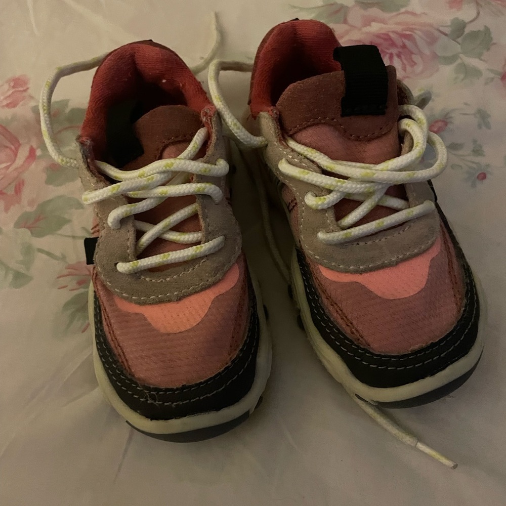 Toddler girl sneakers 👟